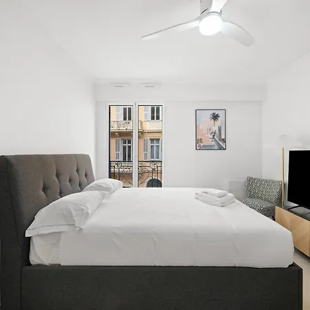 Pour Deux Tres Jolie Au Centre *